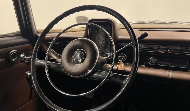 Mercedes-Benz 190-230 (W110) 190 C 2,0 4d full