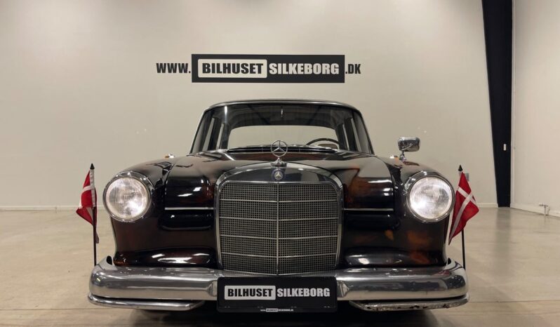 Mercedes-Benz 190-230 (W110) 190 C 2,0 4d full