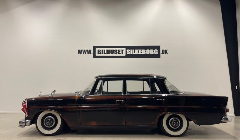 Mercedes-Benz 190-230 (W110) 190 C 2,0 4d full