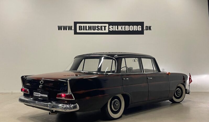 Mercedes-Benz 190-230 (W110) 190 C 2,0 4d full