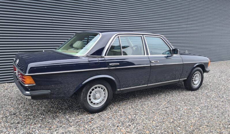 Mercedes-Benz 200-300 (W123) 230E full
