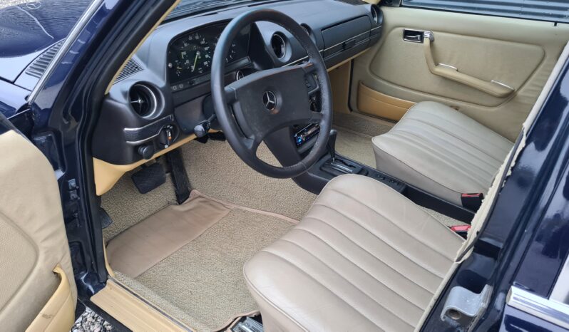 Mercedes-Benz 200-300 (W123) 230E full