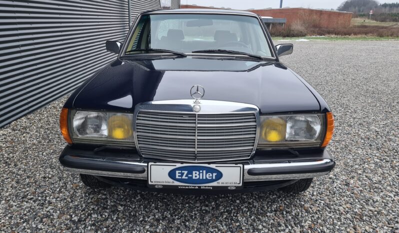 Mercedes-Benz 200-300 (W123) 230E full