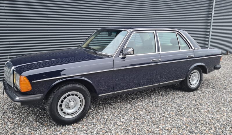 Mercedes-Benz 200-300 (W123) 230E full
