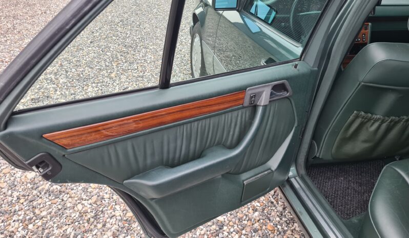 Mercedes-Benz E-Klasse (W124) 320 E full