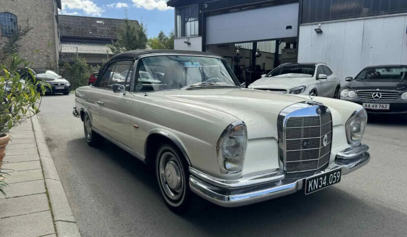 Mercedes-Benz 220-280 (W111) 250 SE cabriolet full