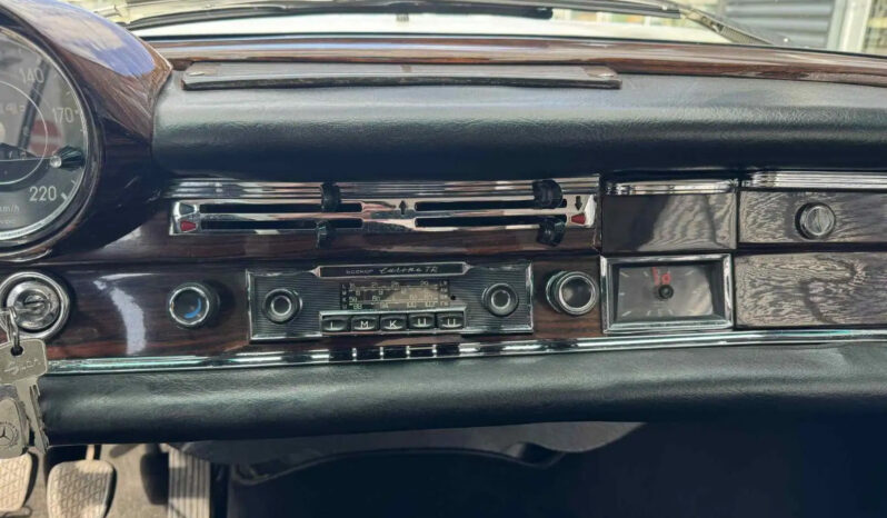 Mercedes-Benz 220-280 (W111) 250 SE cabriolet full