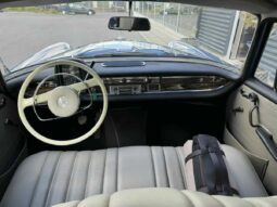 Mercedes-Benz 190-230 (W110) 200D Universal full