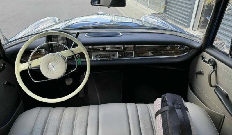 Mercedes-Benz 190-230 (W110) 200D Universal full