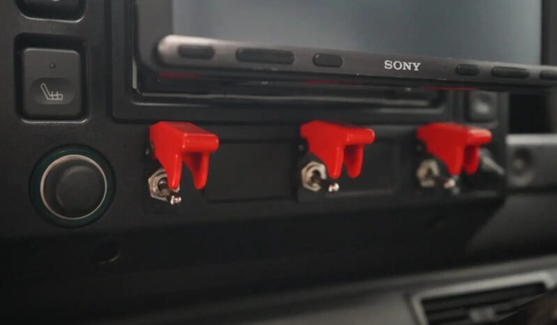 Land Rover Defender 90 TD5 Hard Top full