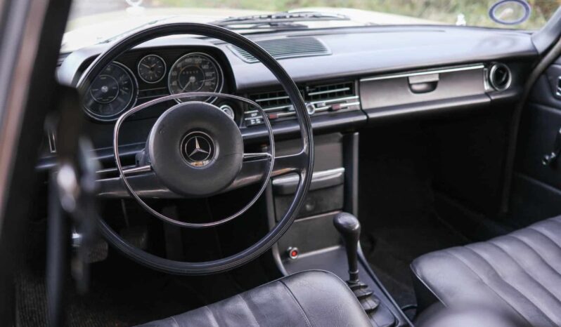 Mercedes-Benz 200-230 (W115) 200 /8 full