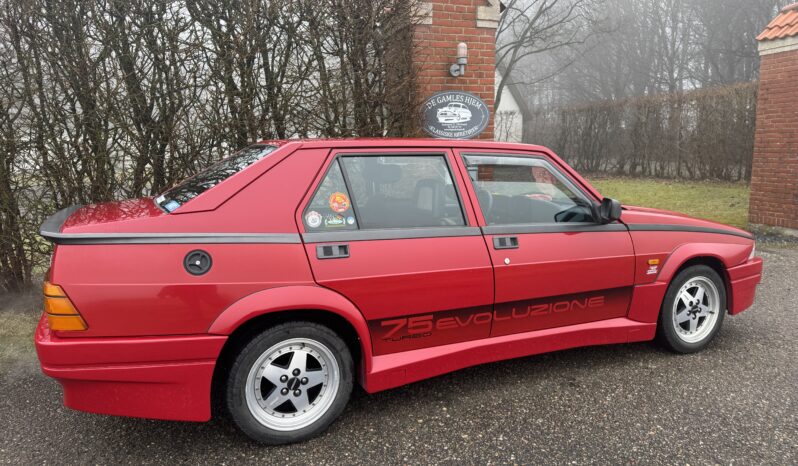Alfa Romeo 75 Turbo Evoluzione full