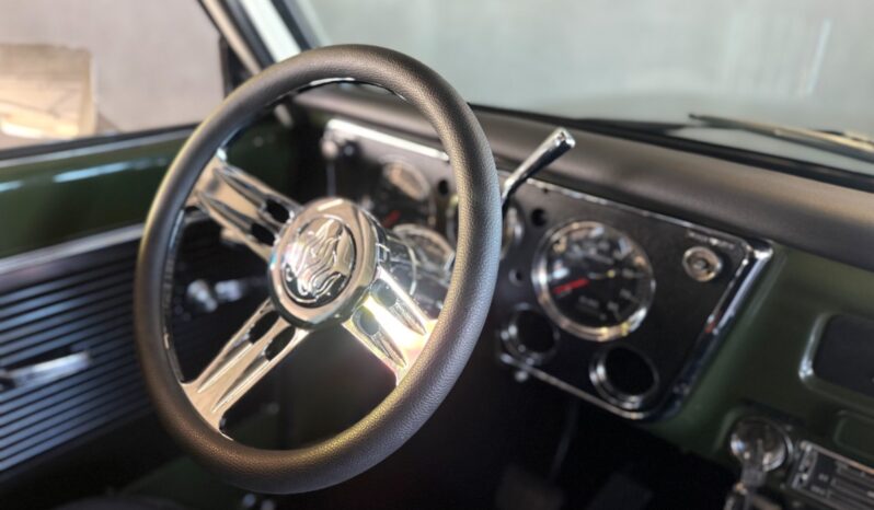 Chevrolet C10 Shortbed Fleetside V8 full