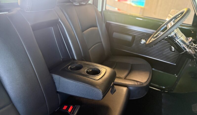 Chevrolet C10 Shortbed Fleetside V8 full