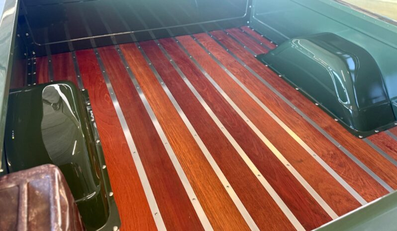 Chevrolet C10 Shortbed Fleetside V8 full