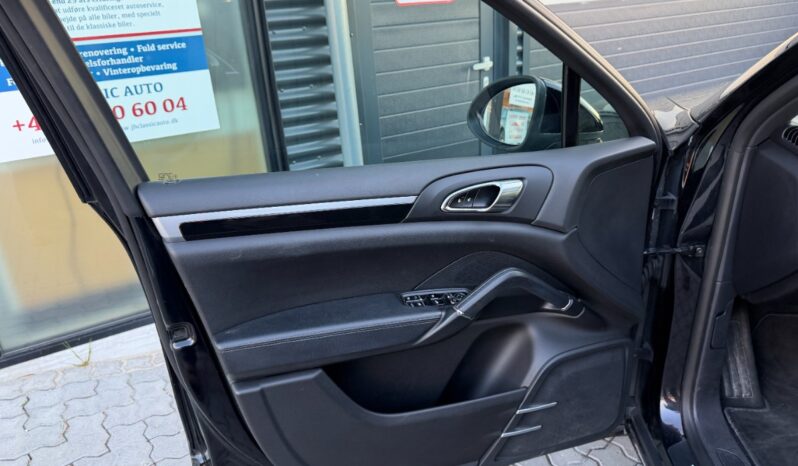 Porsche Cayenne SUV full