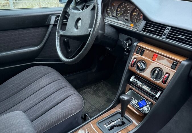 Mercedes-Benz E-Klasse (W124) 230E full