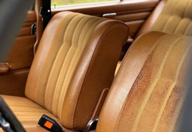 Mercedes-Benz 200-230 (W115) 220/8 full