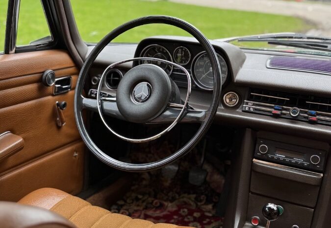 Mercedes-Benz 200-230 (W115) 220/8 full