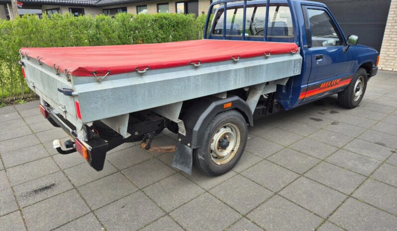 Toyota HiAce Hilux full