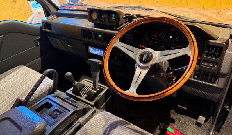 Mitsubishi Pajero L300 Starwagon full