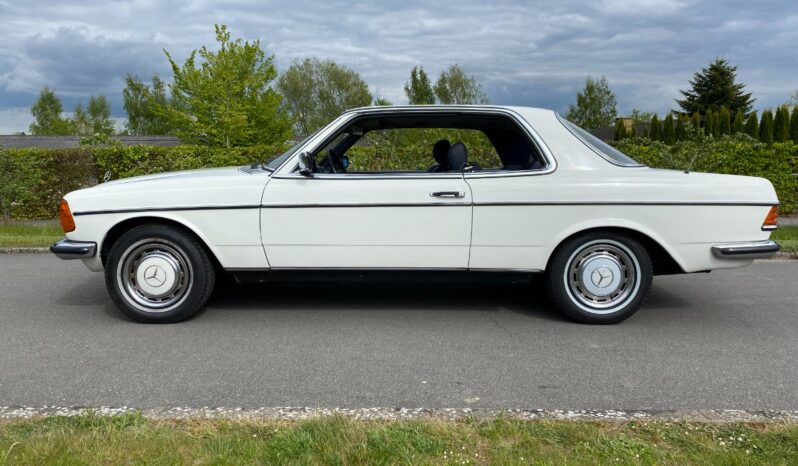 Mercedes-Benz 200-300 (W123) 230C full