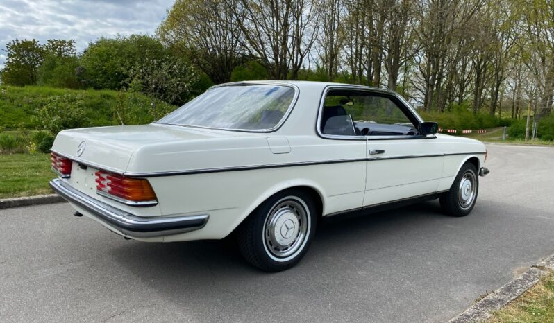Mercedes-Benz 200-300 (W123) 230C full