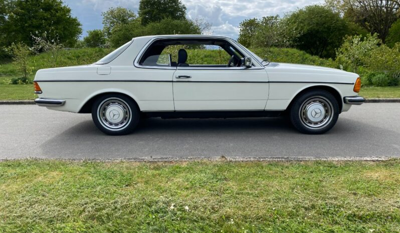 Mercedes-Benz 200-300 (W123) 230C full