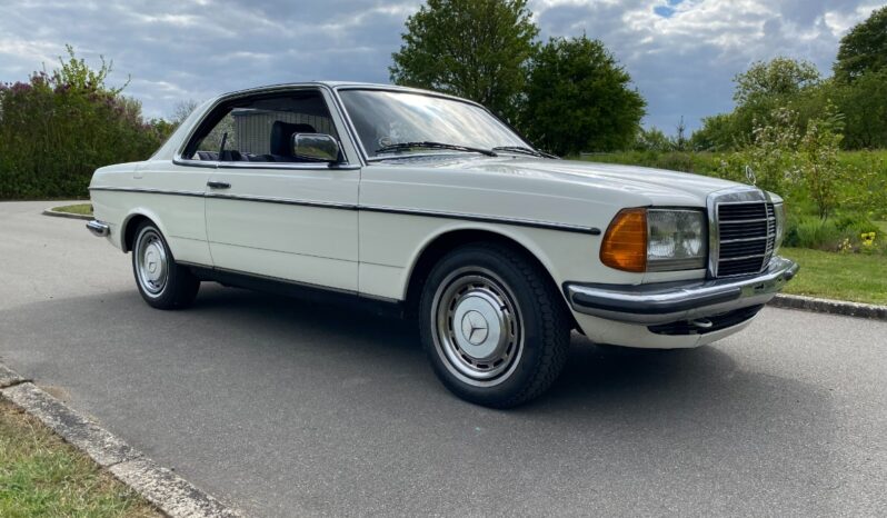 Mercedes-Benz 200-300 (W123) 230C full