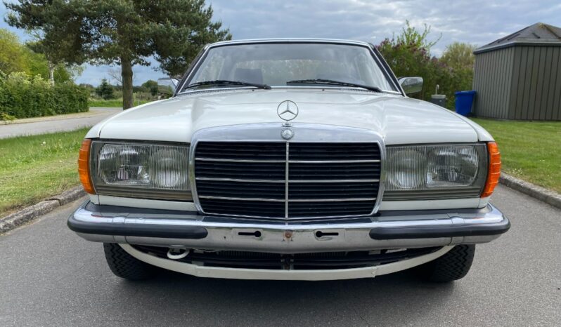 Mercedes-Benz 200-300 (W123) 230C full