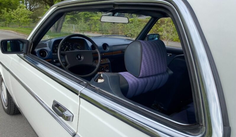 Mercedes-Benz 200-300 (W123) 230C full