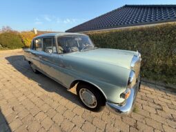 Mercedes-Benz 190-230 (W110) 230 full