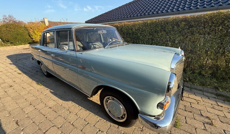 Mercedes-Benz 190-230 (W110) 230 full