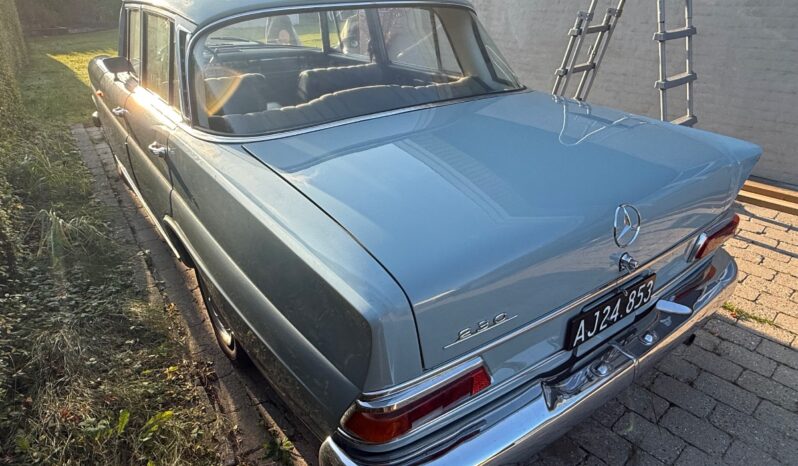 Mercedes-Benz 190-230 (W110) 230 full