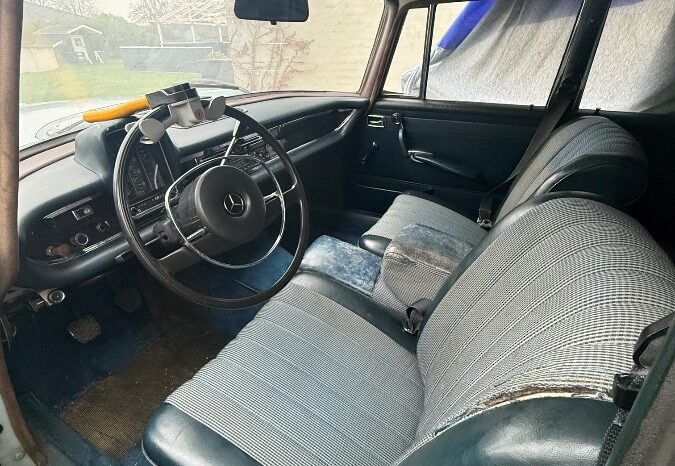 Mercedes-Benz 190-230 (W110) 230 full