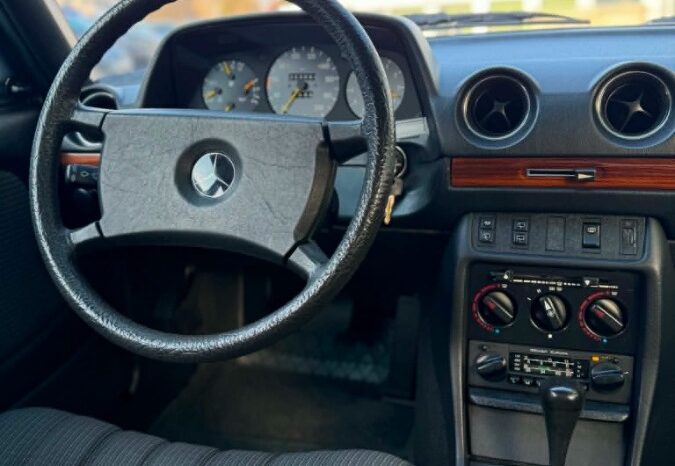 Mercedes-Benz 200-300 (W123) 230 TE full
