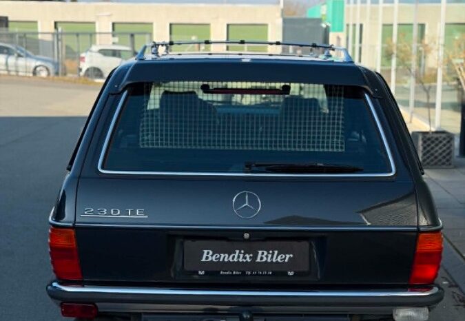 Mercedes-Benz 200-300 (W123) 230 TE full