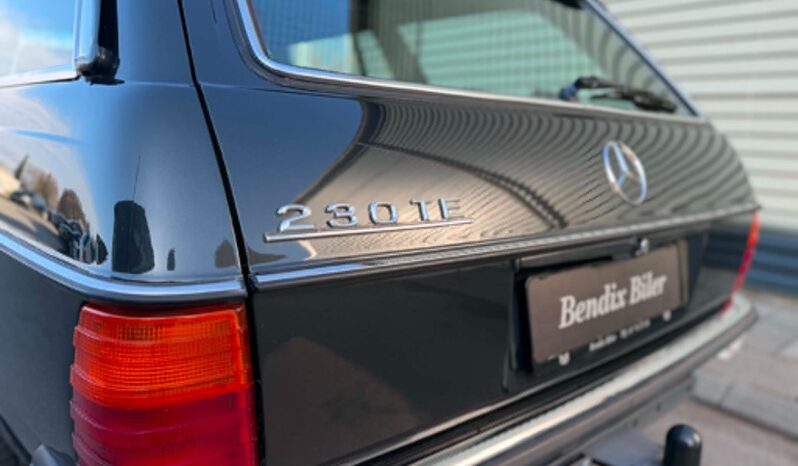 Mercedes-Benz 200-300 (W123) 230 TE full