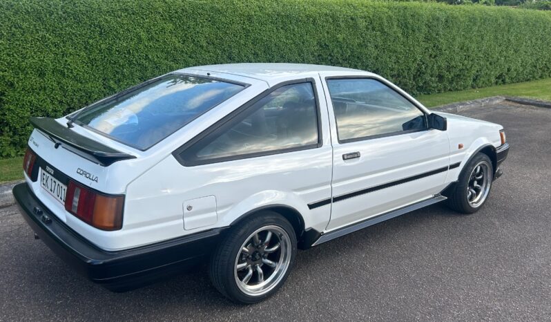 Toyota Corolla AE86 GT 16v full
