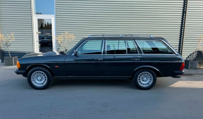 Mercedes-Benz 200-300 (W123) 230 TE full