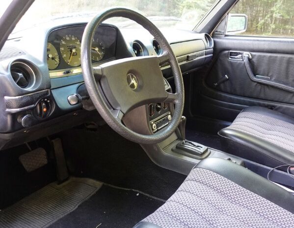 Mercedes-Benz 200-300 (W123) 2,0 full