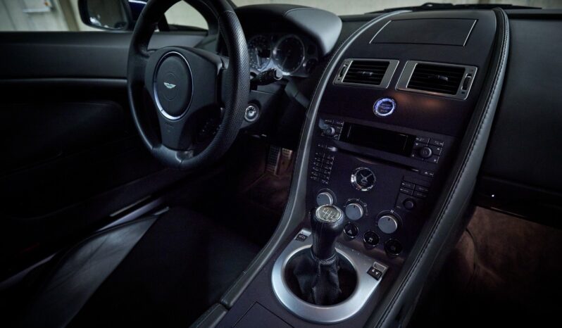 Aston Martin V8 Vantage full