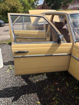 Mercedes-Benz 200-300 (W123) 230 E full