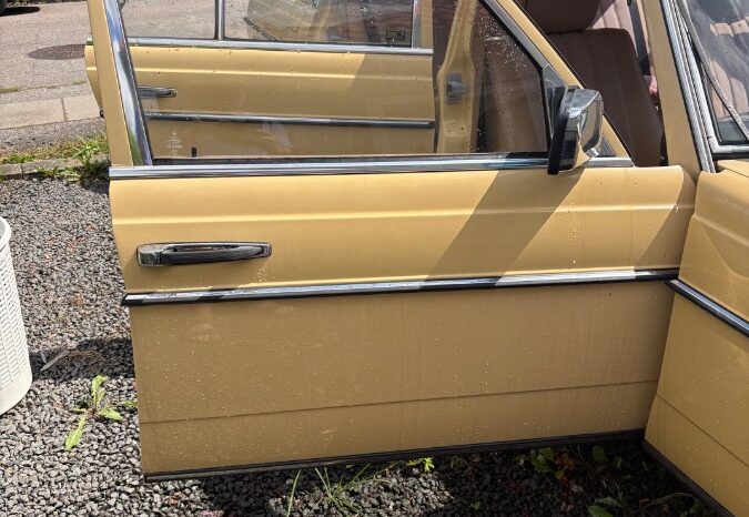 Mercedes-Benz 200-300 (W123) 230 E full