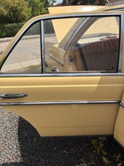 Mercedes-Benz 200-300 (W123) 230 E full