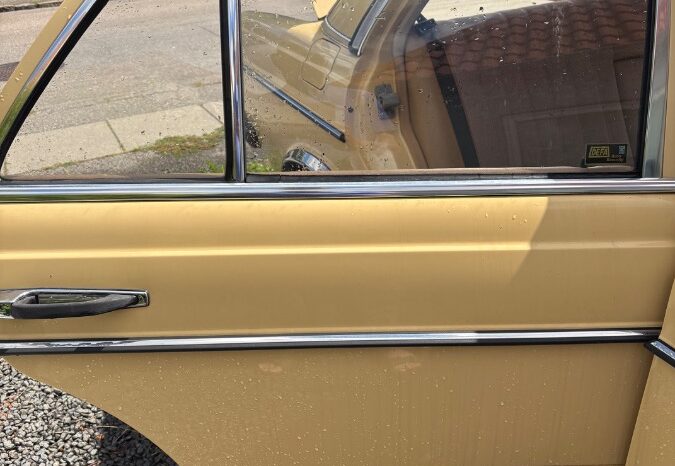 Mercedes-Benz 200-300 (W123) 230 E full