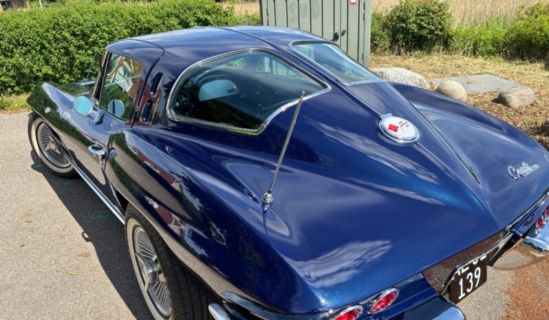 Chevrolet Corvette Sting Ray Coupe full