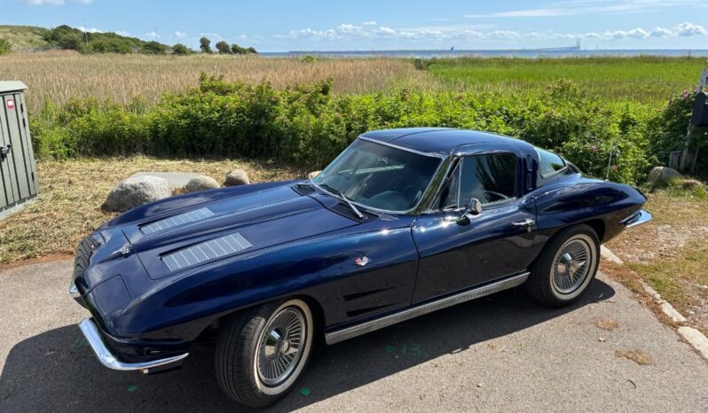 Chevrolet Corvette Sting Ray Coupe full