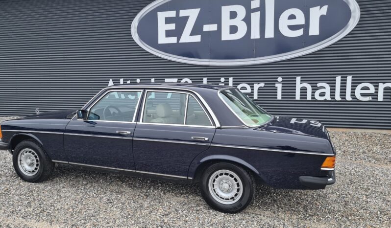 Mercedes-Benz 200-300 (W123) 230E full