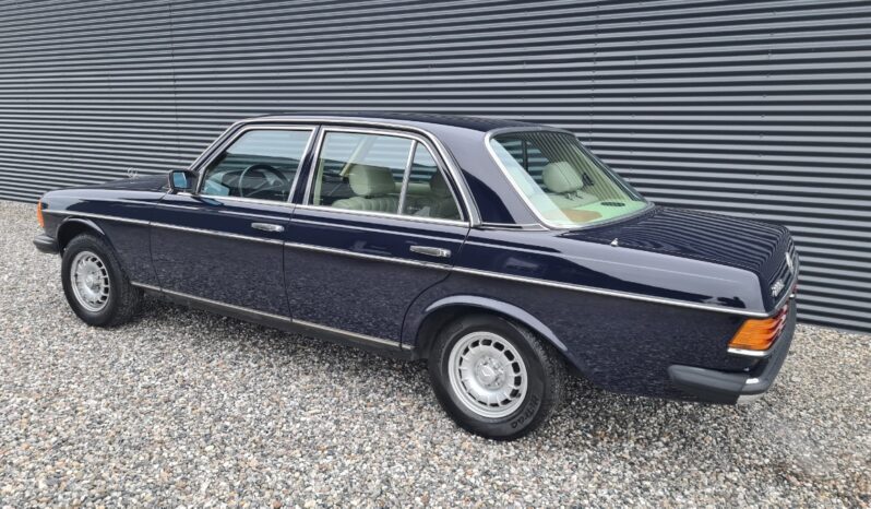 Mercedes-Benz 200-300 (W123) 230E full